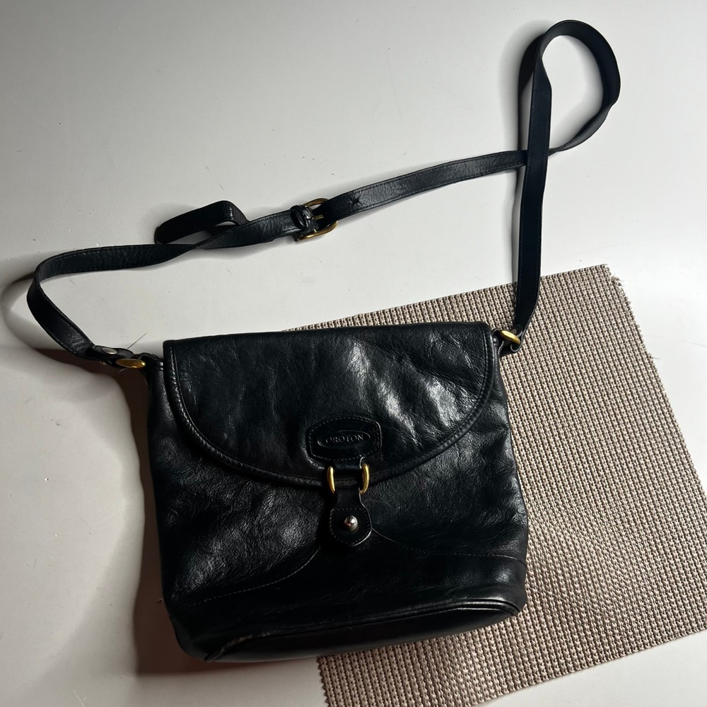 Oroton Sydney Black Leather Crossbody Bag Vintage Brass Hardware Messenger